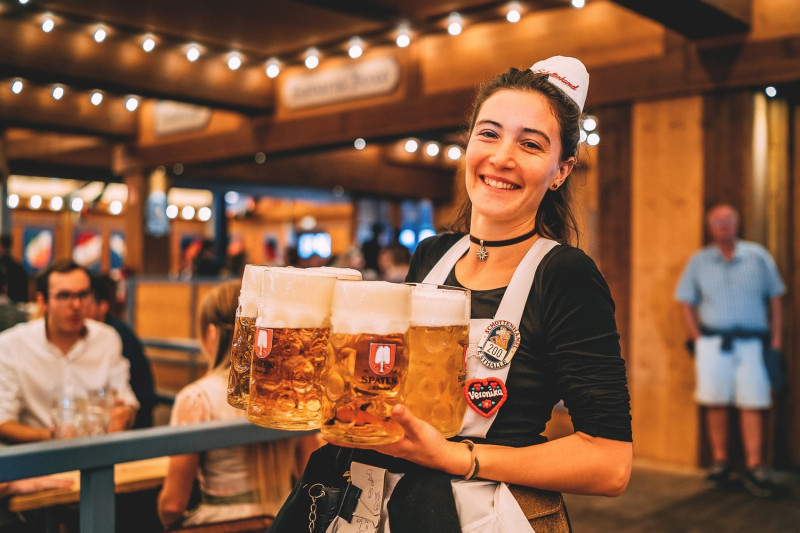 慕尼黑啤酒節Oktoberfest又稱十月節，是德國當地的節慶，起源於1810年巴伐利亞王儲的皇室婚禮。   圖：翻攝自Oktoberfest臉書