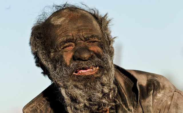 年87歲的伊朗人阿穆·哈吉（Amou Haji）被稱為世界上最髒的人，從20歲到現在，他已經有67年沒洗過澡。   圖：翻攝自推特