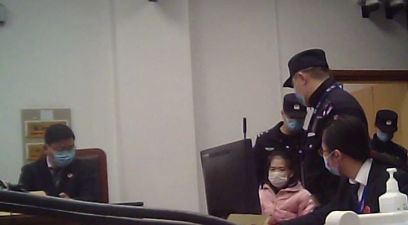 中國記者張展在去年12月28日遭中國法院以「尋釁滋事」罪名判刑4年。   圖 : 翻攝自 王剑虹 推特