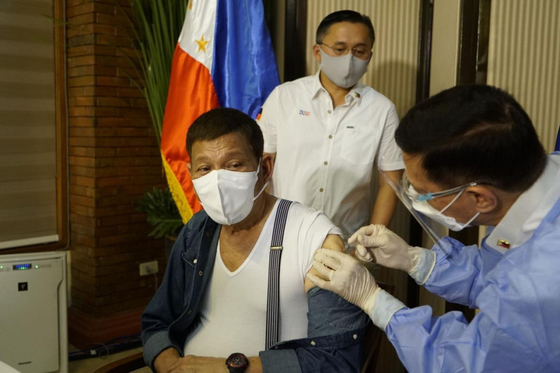 菲律賓總統杜特地3日公開接種中國國藥疫苗。   圖:Bong Go臉書