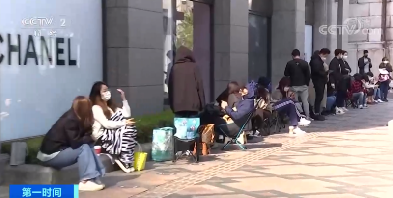 韓國的精品名店，一早便有上百名年輕人排隊。   圖 : 翻攝自CCTV