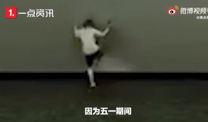 中國男童在電影院螢幕前大展拳腳。   圖:翻攝自微博