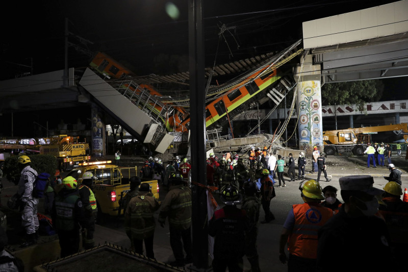 墨西哥一座地鐵高架軌道崩塌，造成至少20人死亡、70人受傷。   圖：達志影像／美聯社