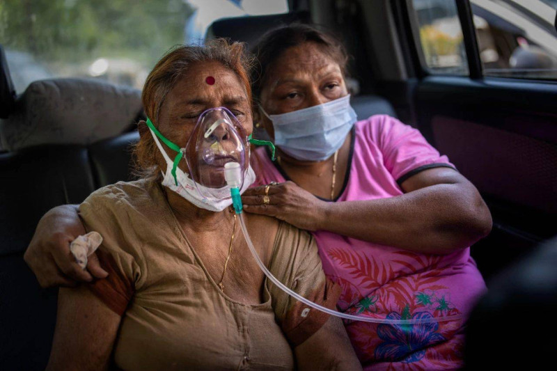 印度新冠肺炎疫情持續升溫，民眾須呼吸氧氣來治療。   圖：翻攝人民日報臉書