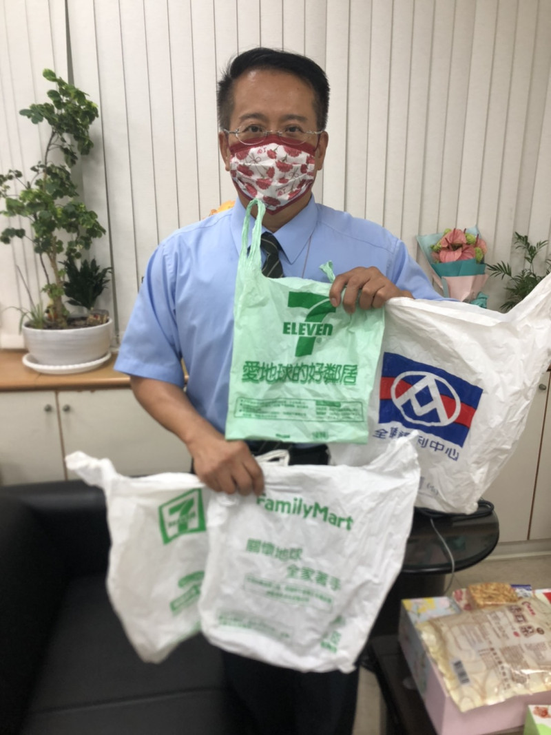 民進黨籍議員蔡旺詮提醒環保局，垃圾袋是否透明，一般民眾對於標準感到疑惑，甚至有不少人不知道此項政策。   圖：黃博郎／攝