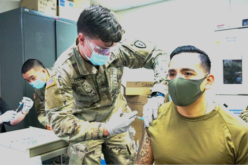 美軍官兵接種新冠疫苗。   圖：翻攝美國陸軍網站