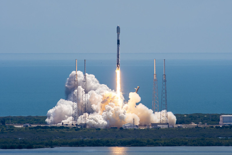 SpaceX計畫發射1萬顆網路衛星到外太空，建立全球各地都可以使用的星鏈網路。   圖：翻攝自SpaceX