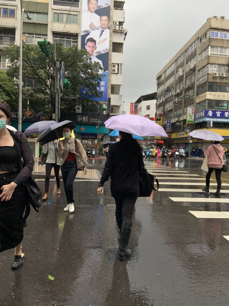 氣象專家吳德榮表示，今日鋒面通過全台都有下雨機會，且局部底區有較大雨勢。   圖：張家寧／攝