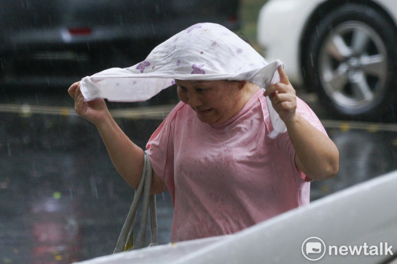 氣象署發布豪雨特報，新北市、屏東縣及台東縣已有超大豪雨，基隆市及台北市已有大豪雨發生。（圖為大雨示意)   圖：張良一/攝