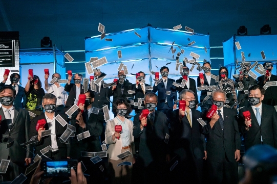 放視大賞《極度植變》開幕典禮來賓射出玩具鈔。   圖：高雄市政府/提供