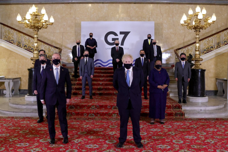 七大工業國集團（G7）外交部長會議在英國舉行，英國首相強生（前排右起）與外相拉布表示歡迎。   圖：翻攝自G7推特