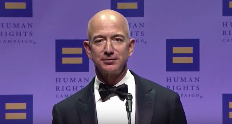 亞馬遜創辦人貝佐斯（Jeff Bezos）這週賣出價值20億美元的亞馬運股票。   圖：翻攝自Amazon