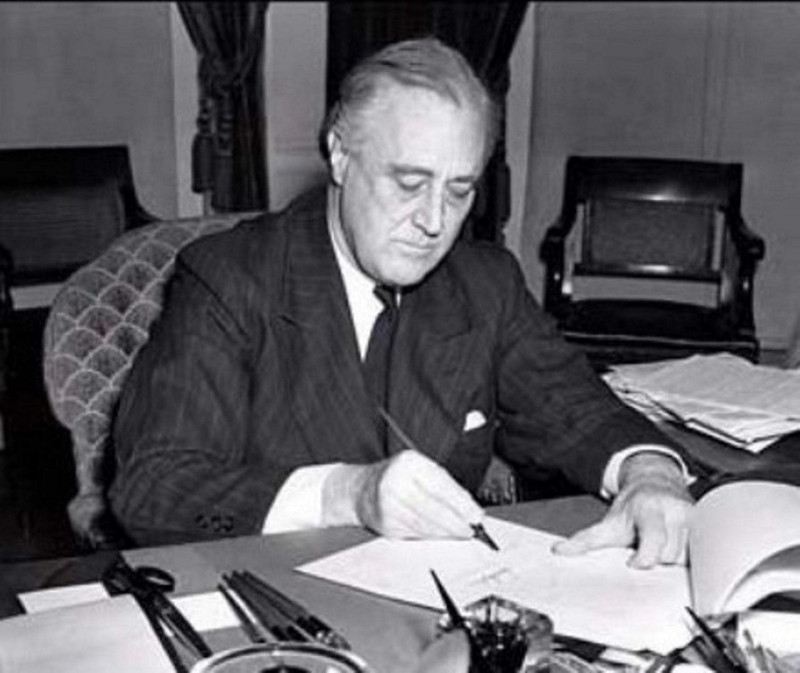 今（2021）年為時任美國總統小羅斯福（Franklin Delano Roosevelt）簽署《租借法案》的80週年。該法授權美國擺脫傳統「孤立主義」的束縛、開始介入國際事務。   圖：取自陳以信臉書