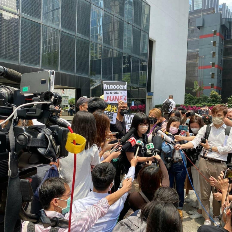 是此審判大獲外界矚目，眾多支持者和媒體記者為觀審在庭外聚集，香港法院甚至開設了一個擴展室，以容納人群。   圖：取自香港支聯會臉書