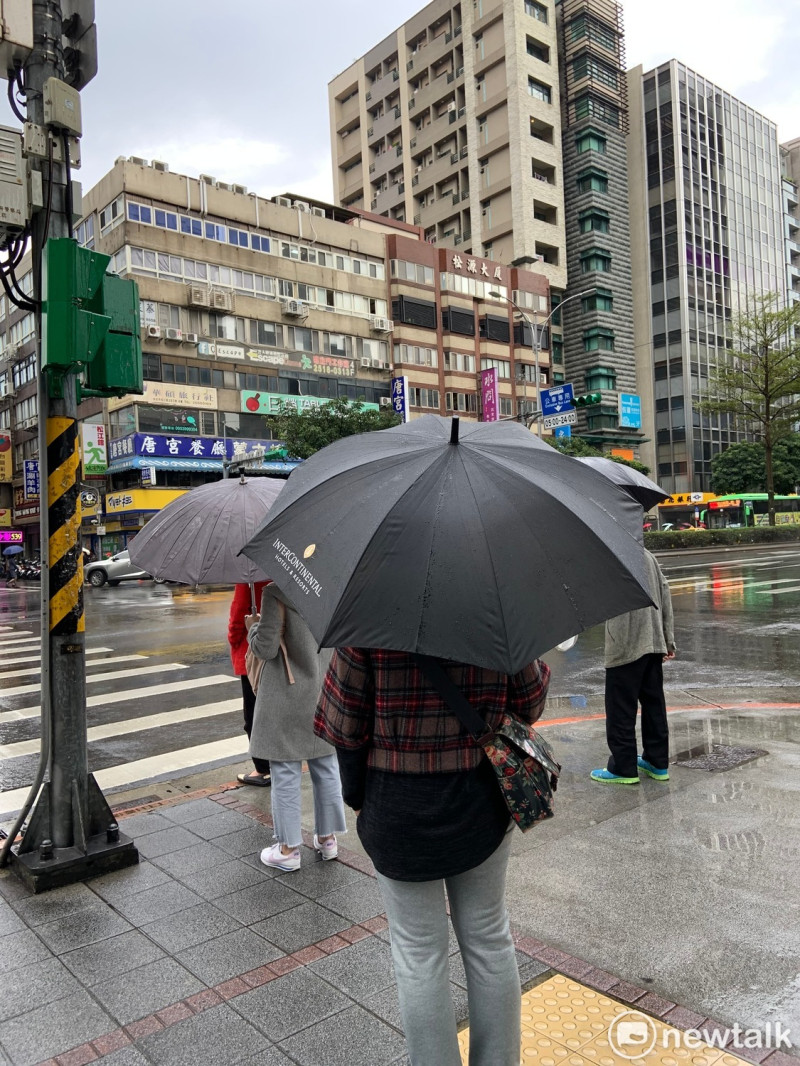 氣象局表示，鋒面將於明日起連續3天影響台灣。   圖：張家寧／攝