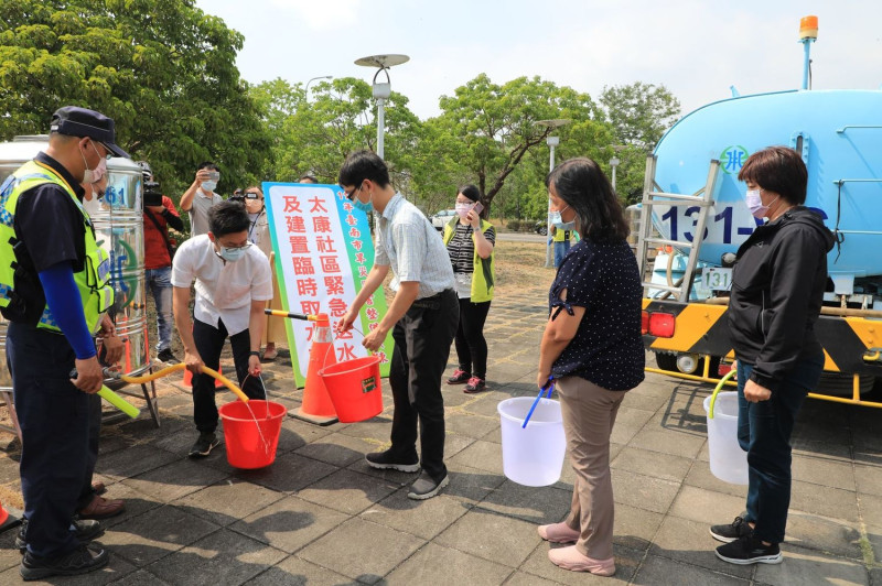 台南市政府召集相關單位辦理抗旱整備演練，模擬停水廣播緊急送水及建置臨時取水點等三情境。   圖：台南市政府提供