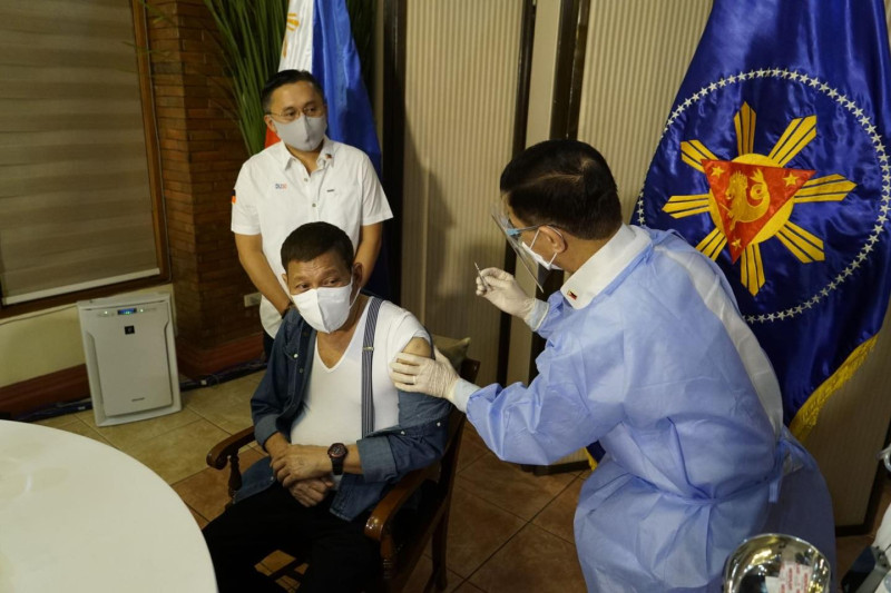 菲律賓總統杜特地（中）本月3日接受注射中國國藥疫苗，公布消息後卻被罵翻，緊急呼籲「別學我」。   圖：翻攝自邦戈臉書
