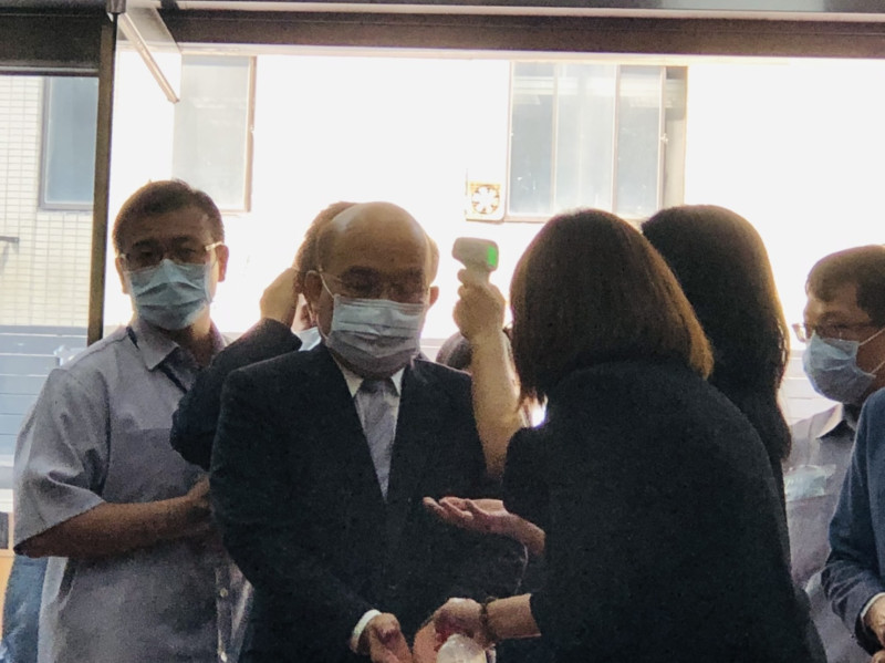 行政院長蘇貞昌今（7）天參訪臺灣國家婦女館前接受額溫槍檢測。   圖：謝莉慧/攝