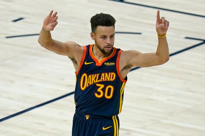 勇士球星Stephen Curry(柯瑞)攻下全場最高34分，本季第35次破30分大關，有機會超車Kobe Bryant(科比)紀錄，勇士戰績也躍升西區老八。   圖／美聯社／達志影像
