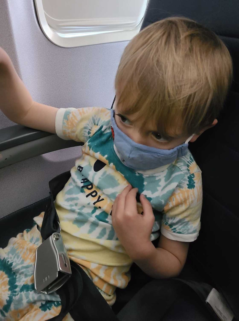 美國西南航空上月30日因擔心1名患有感覺障礙的3歲兒童會在航班中，可能會摘下口罩，竟對1家4口逕行口罩逐客令。   圖：翻攝自Scott臉書