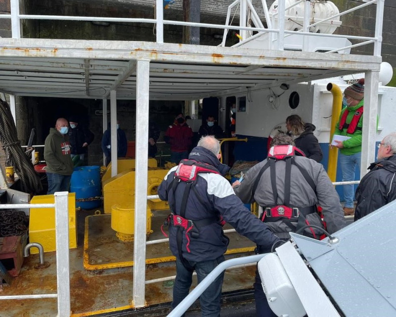 抗議英國更改英歐漁業協定的法國漁民於6日下午解除封鎖英屬澤西島港口聖赫利爾港（Saint Helier），澤西政府隨即派員和法國漁民訪談。   圖：取自澤西政府twitter