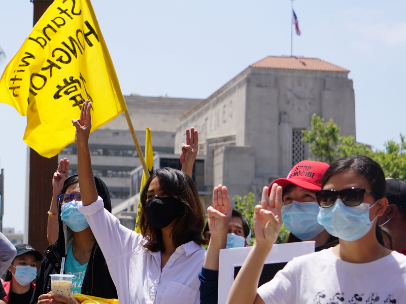 來自台灣、香港、泰國、緬甸等地的社運組織8日在洛杉磯市政府前示威遊行，呼籲美國政府重視緬甸軍政府的暴行。   圖:中央社