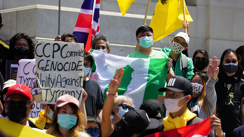 以「奶茶聯盟」名義發起，美西時間8日在洛杉磯市政府前的「團結抗暴政」示威遊行中，可以看到台灣地圖的綠色旗幟。   圖:中央社