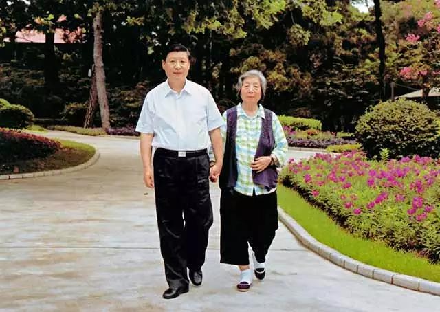 因應5月母親佳節，中國官媒《央視》於8日晚間針對國家主席習近平與其母齊心進行特別報導。   圖：取自新浪網
