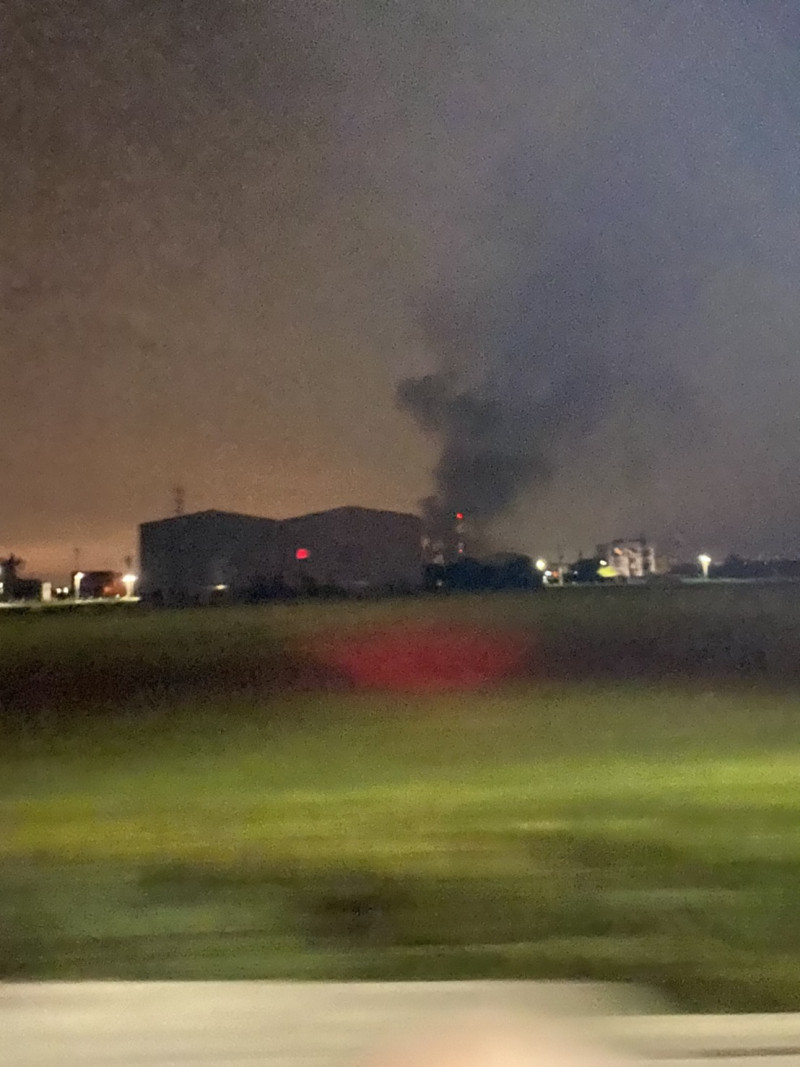 燁聯鋼鐵公司今（9)晚 9時07分傳出火警，疑為油槽起火，遠處就能看見火光。   圖 : 民眾 / 提供