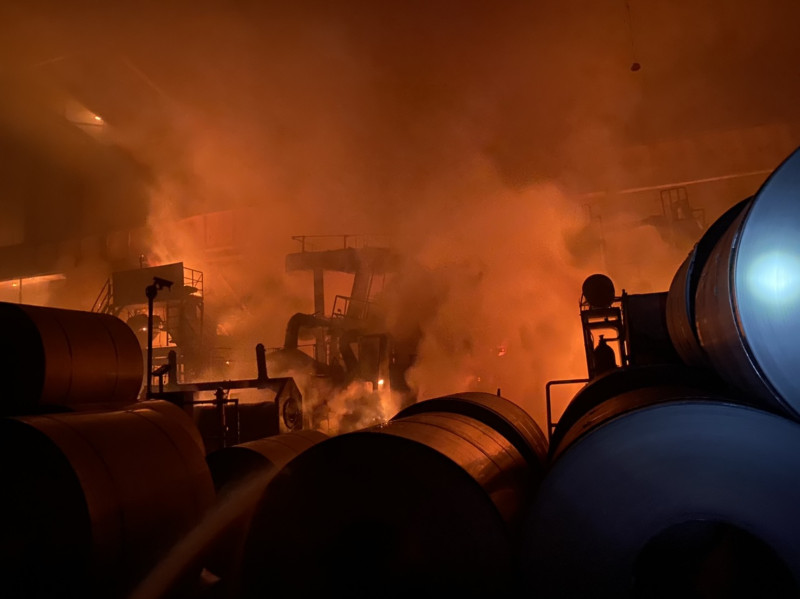 今（9日）晚間9點7分，高雄岡山區興隆街燁聯鋼鐵股份有限公司驚傳火警，疑似為油槽起火。   圖 : 民眾 / 提供