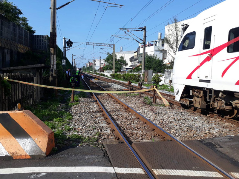 今日上午一名婦人闖越鐵道遭太魯閣號輾斃，台鐵表示，共計11列次班車、旅客約2400人受影響。   圖：台鐵／提供