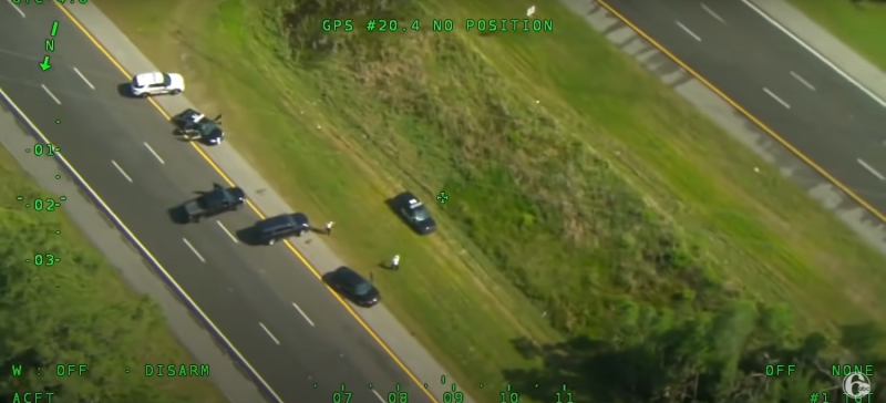 美國佛羅里達州一名男子在警察調查時偷了一輛巡邏車。他被攔下之後，竟當著警察的面開走第二輛警車。   圖 : 翻攝自YouTube
