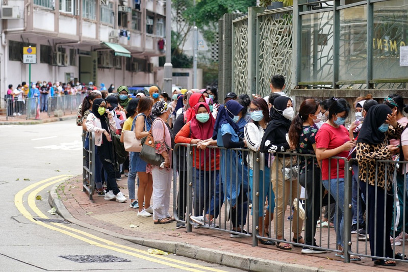 香港民眾排隊等候施打新冠疫苗。(資料照片)   圖 : 翻攝自環球網