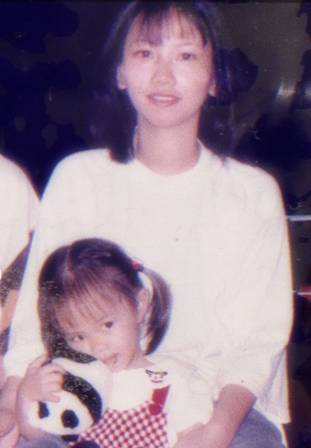 童年的黃琳與媽媽合照。   圖：翻攝IG／lovelynnboo