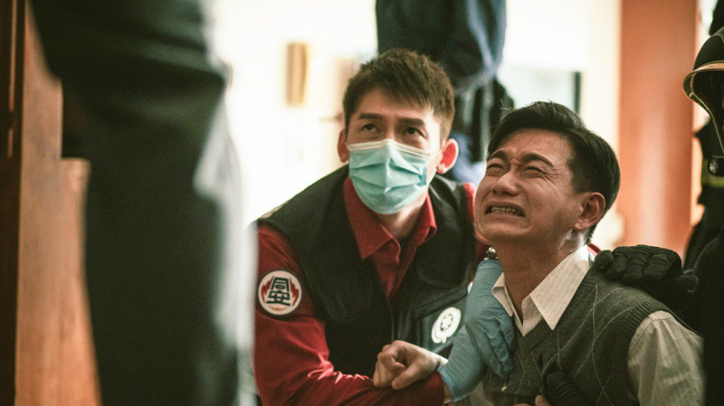 溫昇豪（左）為遵守消防隊的破門SOP，錯失搶救黃金時間，陳家逵（右）在劇中因錯失愛人痛哭。   圖：公視、myVideo／提供