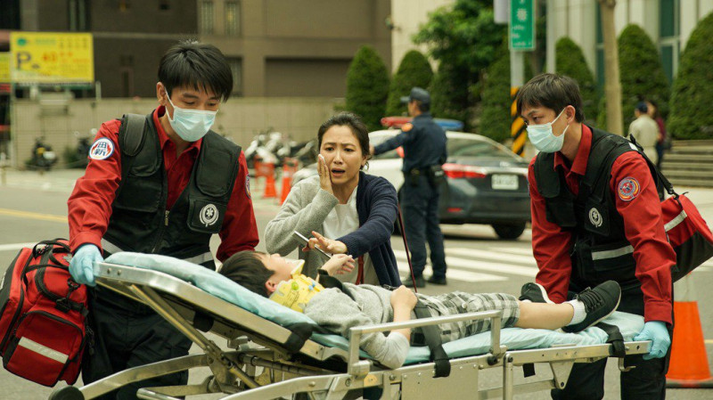 演員徐麗雯（中）飾演刁民媽媽，要求駕駛救護車時開快車、闖紅燈，卻導致車禍發生。   圖：公視、myVideo／提供