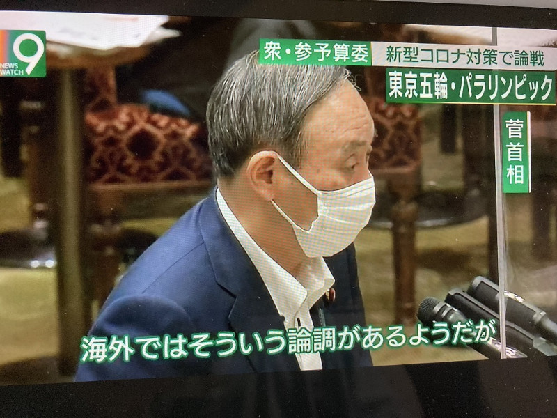 菅義偉表示他知道國際論調要求停辦東奧，但他堅持要辦，沒人知道他的安心安全如何確保。 圖：翻攝自NHK新聞