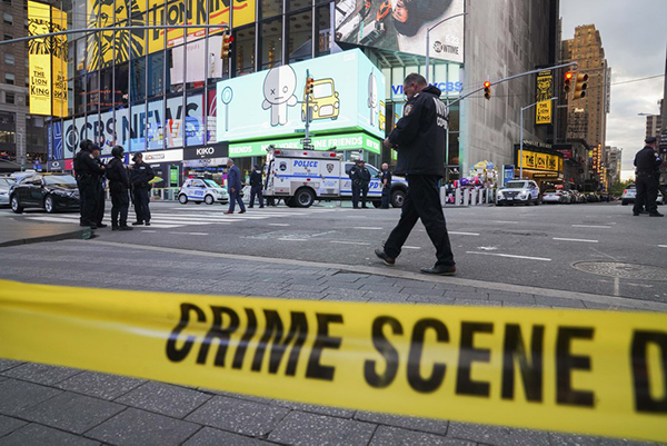 美國紐約百老匯大道8日發生一起槍擊案後，警方拉起封鎖線調查。   圖 : 翻攝自新華網