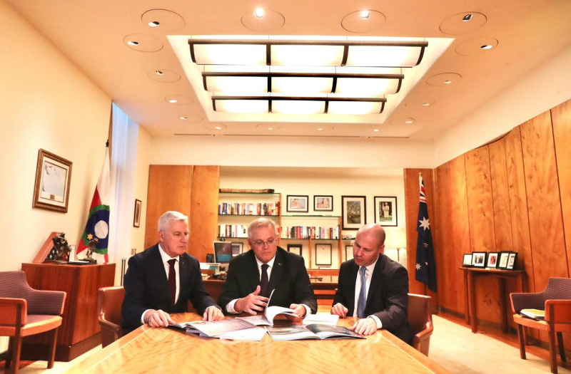 澳洲總理莫里森（中）與副總理麥考馬克（左）、財政部長佛萊登伯討論新的年度預算，大幅增加國防與國安支出。   圖：翻攝自莫里森臉書
