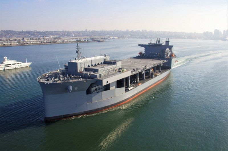 美軍9萬噸遠徵移動基地艦「米格爾基思號」正式服役，確定永久部署海外。   圖：翻攝自美國海軍官網