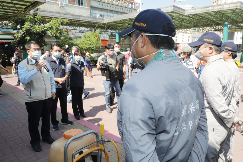 台南市長黃偉哲(左1)視察台南火車站消毒狀況。   圖/台南市政府提供