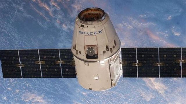 SpaceX正積極推動星鏈計畫（Starlink），透過發射龐大數量的低軌衛星，在全球建立一個相互連接的衛星通訊網路。   圖 : 翻攝自每日頭條