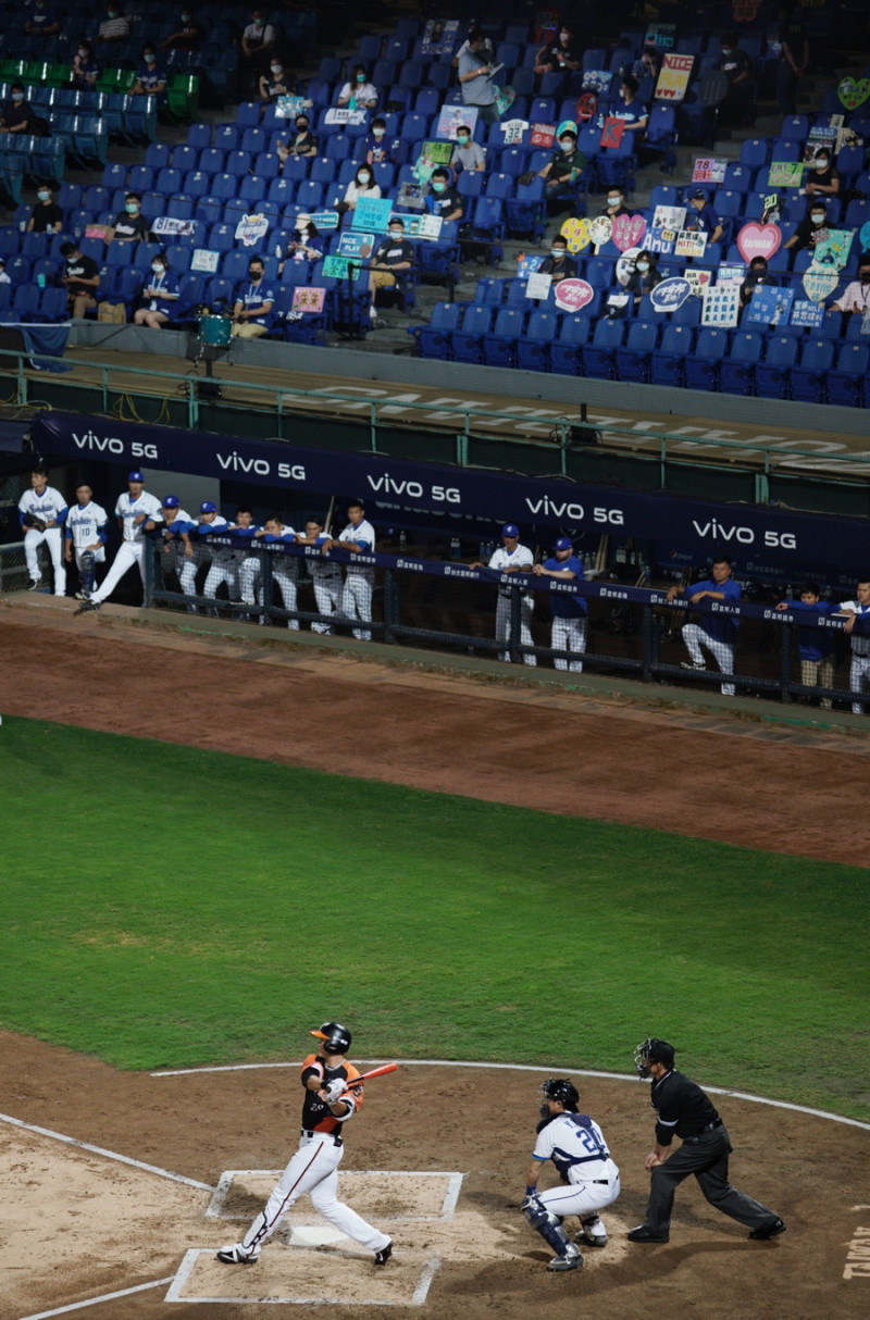 中華職棒聯盟去年為全球首個開打的職棒聯盟，今年卻成為首個因疫情延賽的職棒聯盟。   圖：張良一/攝