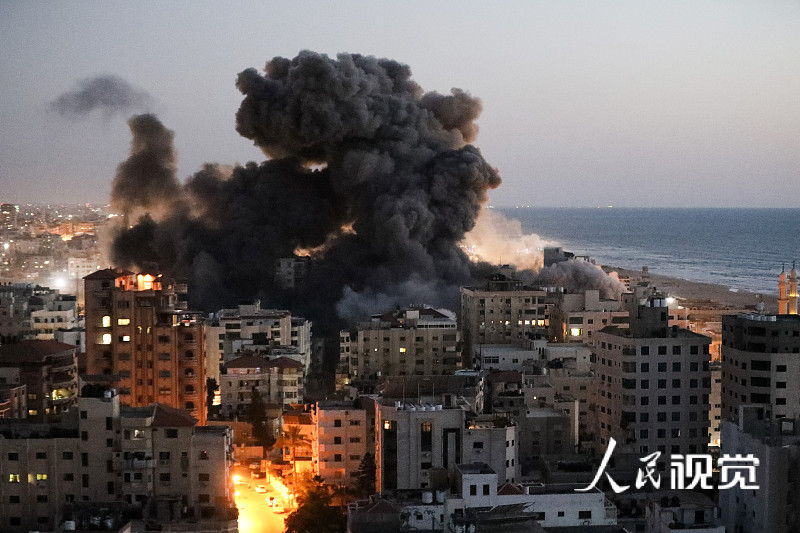 當地時間11日，以色列對加薩地帶發動多次空襲。與此同時，哈馬斯和其他巴勒斯坦武裝組織向特拉維夫和貝爾謝巴發射了多枚火箭彈。   圖 : 翻攝自人民視覺
