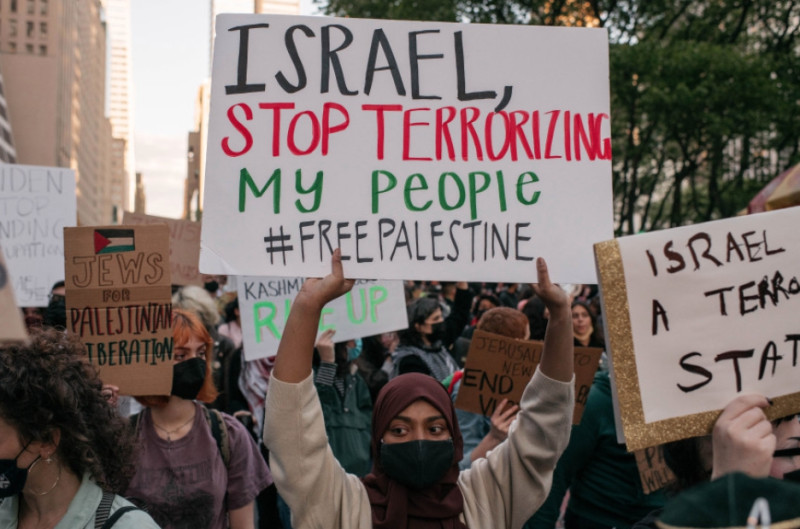 部分以色列、巴勒斯坦的示威者選擇走上街頭，揮舞各自的旗幟和標語。   圖 : 翻攝自環球時報