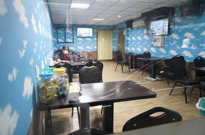 北市萬華區西園路的楓香清茶館傳出武漢肺炎案例後，附近的小吃店、清茶館也受到波及，只剩老闆娘枯坐在店內。   圖：張良一/攝