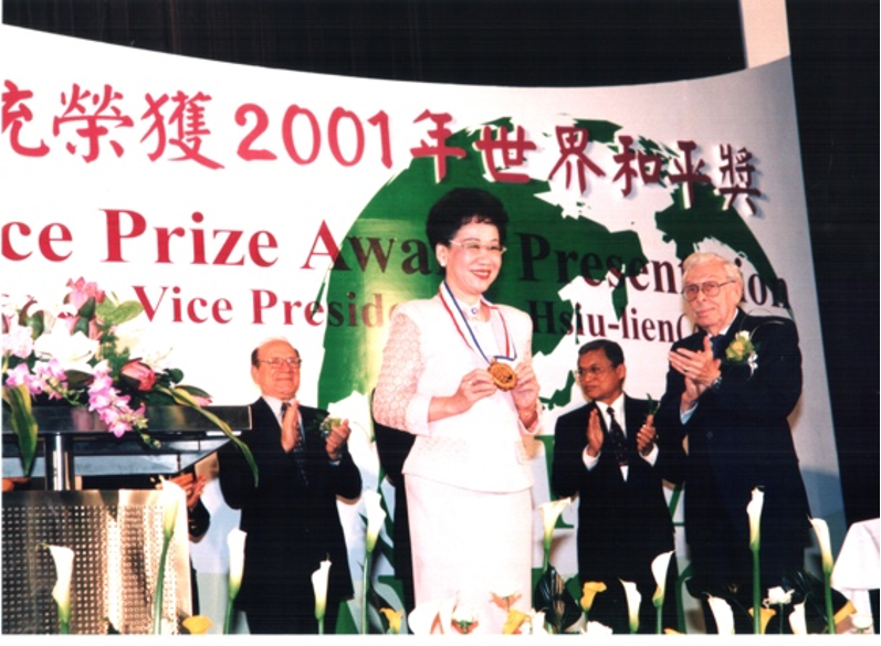 沃爾夫(右1)曾於2001年以世界和平獎頒獎理事會首席評審身分，將當年世界和平獎頒給前副總統呂秀蓮(左)。   圖/呂秀蓮辦公室提供