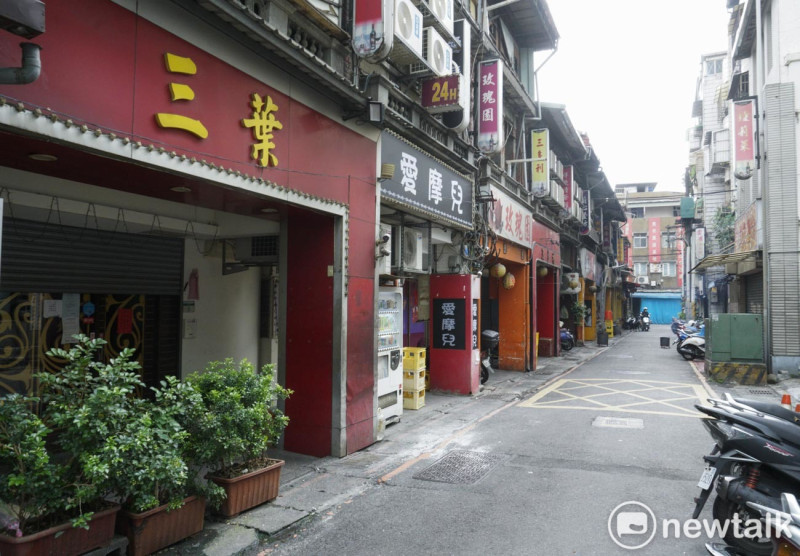 市府要求萬華龍山寺周邊的172家清茶館和飲酒店停止營業3天進行徹底消毒，以阻斷病毒傳播鍊。   圖：張良一/攝