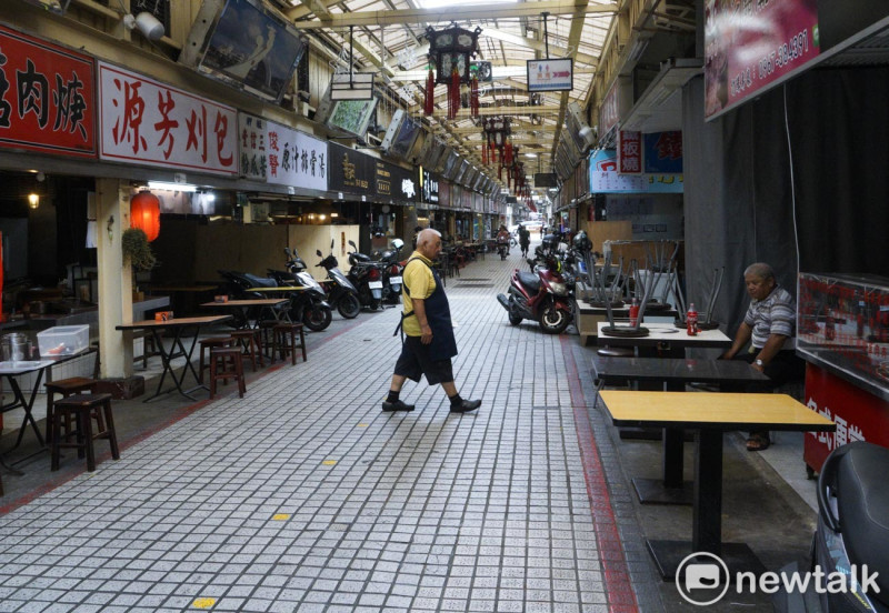 華西街觀光夜市的小吃店受到武漢肺炎確診案例的波及，生意冷清大受影響。   圖：張良一/攝