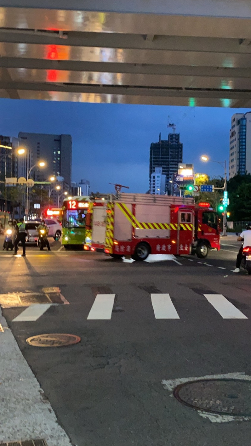 全台大停電碰上下班時間，台北車站前交通受阻，交警在街上指揮。   圖 : 讀者 / 提供